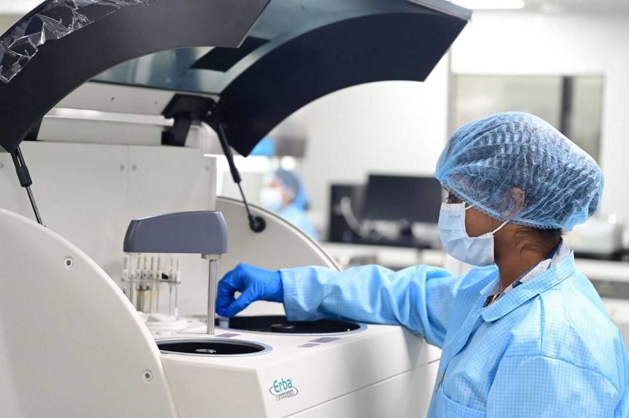 Loading samples into an automated analyser
